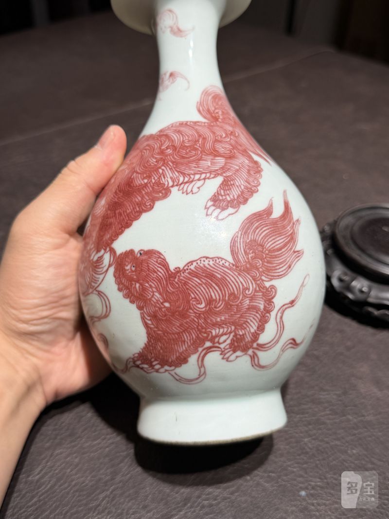 清道光 釉里红太狮少狮玉壶春瓶（配木座、老盒） - 图8